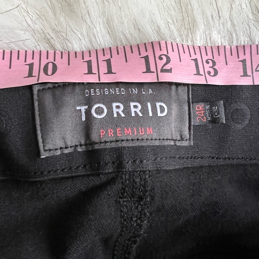 TORRID BOMBSHELL SKINNY PREMIUM STRETCH HIGH-RISE DESTRUCTED JEAN. Size 24R - Picture 8 of 11